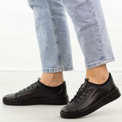 Czarne skórzane półbuty damskie T.Sokolski w26-151. Czarne półbuty damskie Sokolski, na jesień, bez wzorów, z jeansu, biznesowe, z okrągłym noskiem, bez obcasa, na płaskiej podeszwie, bez zapięcia. Za 299.00 zł.