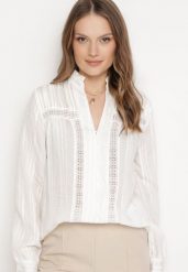 Biała Koszula w Stylu Boho z Ażurowymi Lamówkami Larsula. Białe koszule damskie Born2be, l, z aplikacjami, z jeansu, biznesowe, bez kołnierzyka, bez ramiączek. Za 109.99 zł.