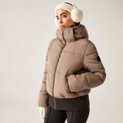 Kurtka narciarska damska z membraną Glitz Dare 2b. Brązowe kurtki sportowe damskie Dare 2B, na zimę, bez wzorów, z polaru, bez ramiączek, bez kaptura, narciarskie. W wyprzedaży za 674.99 zł.