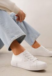 Białe Trampki VICES na Żłobionej Platformie Zdobione Trójkątną Aplikacją Lorerina. Białe trampki i tenisówki damskie Renee, z aplikacjami, z materiału, bez zapięcia. Za 59.99 zł.