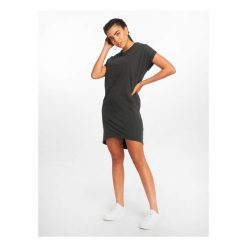 Damska sukienka t-shirtowa Urban Classics Agung. Szare sukienki damskie Urban Classics, na co dzień, s, bez wzorów, sportowe, bez kołnierzyka, bez ramiączek, sportowe. Za 175.50 zł.