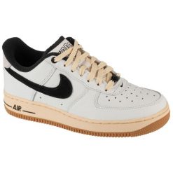 Buty sportowe Sneakersy damskie, Wmns Air Force 1 07. Białe obuwie sportowe damskie Nike, bez wzorów, bez zapięcia, trekkingowe. Za 499.99 zł.