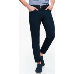 SPODNIE MĘSKIE Z TKANINY PREMIUM O KROJU SLIM. Spodnie materiałowe męskie TOP SECRET, bez wzorów, z bawełny. W wyprzedaży za 54.99 zł.