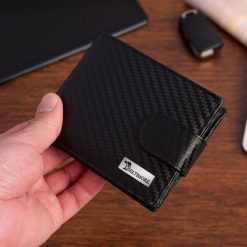 Męski portfel skórzany klasyczny RFiD duży czarny carbon premium Beltimore P02. Czarne portfele męskie bez wzorów. Za 69.90 zł.