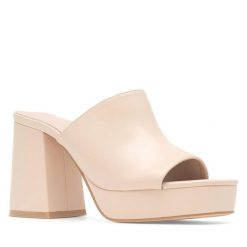 Klapki DeeZee. Brązowe klapki damskie DeeZee, bez wzorów, bez obcasa, bez zapięcia. Za 159.99 zł.