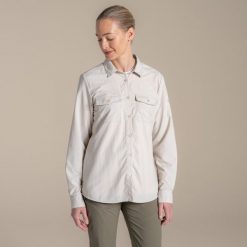 Koszula przeciw komarom damska Craghoppers NosiLife Loukkos Long Sleeved Shirt. Białe koszule damskie Craghoppers, bez wzorów, z materiału, bez kołnierzyka, bez ramiączek. Za 412.49 zł.