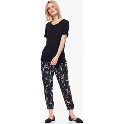 SPODNIE DAMSKIE W KWIATY. Czarne spodnie materiałowe damskie TOP SECRET, na lato, bez wzorów, eleganckie. W wyprzedaży za 69.99 zł.
