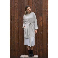 Spódnica plisowana Charming Pleats szara. Szare spódnice damskie Veva, na co dzień, na jesień, bez wzorów, eleganckie, proste. Za 209.00 zł.