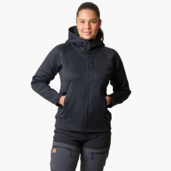 Bluza z kapturem Hiking damska Swedemount Lofoten Tech Stretch Hood wodoodporna. Czarne bluzy damskie SWEDEMOUNT, bez wzorów, bez ramiączek, z kapturem. Za 329.99 zł.