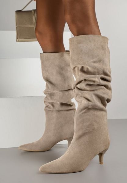 Ciemnobeżowe Marszczone Kozaki na Obcasie Typu Kaczuszka Alevitte. Brązowe kozaki damskie Born2be, bez wzorów, z jeansu, bez obcasa, na obcasie, bez zapięcia. Za 169.99 zł.