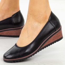 Czarne czółenka damskie na koturnie Potocki 12653. Czarne czółenka damskie POTOCKI, na jesień, bez wzorów, z jeansu, biznesowe, bez obcasa, na koturnie, bez zapięcia. Za 179.00 zł.