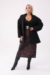 Elegancki czarny płaszcz Buclette z szerokim paskiem COSY PLUS SIZE XXL OVERSIZE. Czarne płaszcze damskie Moda Size Plus Iwanek, plus size, bez wzorów, z dzianiny, biznesowe, bez kołnierzyka, bez kaptura. W wyprzedaży za 299.90 zł.