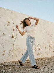 Ażurowy sweter z krótkim rękawem i haftowanymi kwiatami - kremowy. Białe swetry nierozpinane damskie Sinsay, l, w ażurowe wzory, bez kołnierzyka, bez ramiączek. Za 39.99 zł.