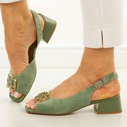 Zielone skórzane sandały damskie DiA 3127. Zielone sandały damskie DiA, z aplikacjami, ze skóry, bez obcasa, na obcasie, bez zapięcia. Za 439.00 zł.