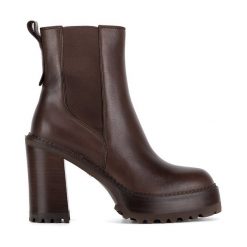Botki Gino Rossi. Brązowe botki damskie Gino Rossi, bez wzorów, bez obcasa, na słupku, bez zapięcia. Za 469.99 zł.