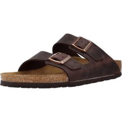 Klapki Birkenstock Arizona. Brązowe klapki damskie Birkenstock, bez wzorów, z materiału, bez obcasa, bez zapięcia. Za 399.00 zł.