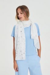 Szal z nadrukiem biały. Białe szaliki damskie MOODO, bez wzorów, z poliesteru. Za 39.99 zł.