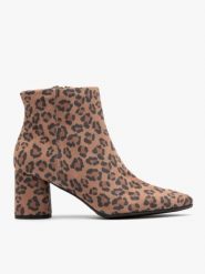 Botki damskie w panterkę. Brązowe botki damskie Ryłko, bez wzorów, ze skóry, z okrągłym noskiem, bez obcasa, na obcasie, bez zapięcia. Za 429.99 zł.