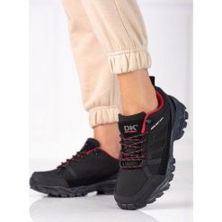 Wygodne buty trekkingowe damskie DK czarne. Czarne obuwie trekkingowe damskie z materiału, bez zapięcia. Za 260.45 zł.