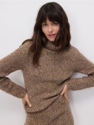 Sweter z golfem - brązowy. Brązowe swetry nierozpinane damskie Reserved, l, bez wzorów, z dzianiny, bez kołnierzyka, bez ramiączek. Za 179.99 zł.