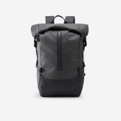 Plecak rolltop Decathlon 29 litrów. Czarne plecaki męskie Decathlon, bez wzorów, z materiału, sportowe. Za 219.99 zł.