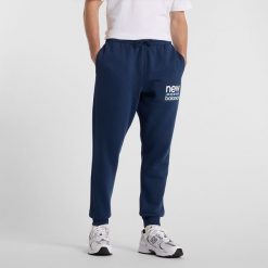Spodnie męskie New Balance MP51940NNY – granatowe. Niebieskie spodnie sportowe męskie New Balance, m, bez wzorów, z bawełny. Za 219.99 zł.