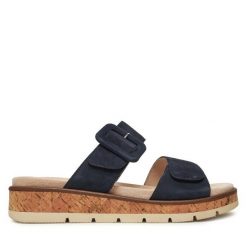 Klapki Caprice. Niebieskie klapki damskie Caprice, bez wzorów, bez obcasa, bez zapięcia. Za 269.99 zł.