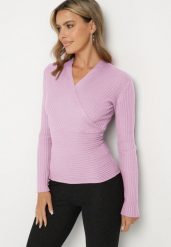 Fioletowy Dopasowany Sweter w Prążki z Kopertowym Dekoltem Masasani. Fioletowe swetry nierozpinane damskie Born2be, s, bez wzorów, z bawełny, bez kołnierzyka, bez ramiączek. Za 24.99 zł.