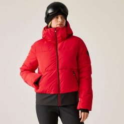 Kurtka narciarska damska z membraną Glitz Dare 2b. Czerwone kurtki sportowe damskie Dare 2B, na zimę, bez wzorów, z polaru, bez ramiączek, bez kaptura, narciarskie. W wyprzedaży za 899.99 zł.