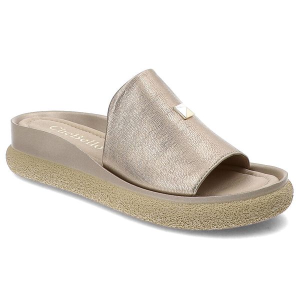 Złote Klapki Chebello Stylowe Obuwie Damskie. Żółte klapki damskie CheBello, bez wzorów, z materiału, eleganckie, bez obcasa, bez zapięcia. Za 279.00 zł.