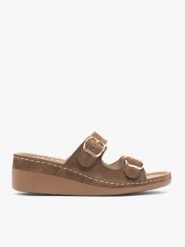 Brązowe klapki na koturnie z dwoma paskami. Brązowe klapki damskie Ryłko, na lato, bez wzorów, ze skóry, klasyczne, z okrągłym noskiem, bez obcasa, na koturnie, bez zapięcia. Za 379.99 zł.