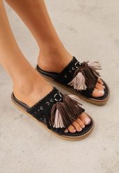 Czarne Płaskie Klapki Boho VICES z Imitacji Zamszu Zdobione Frędzlami Krili. Czarne klapki damskie Born2be, na lato, z aplikacjami, z jeansu, boho, bez obcasa, na płaskiej podeszwie, bez zapięcia. Za 119.99 zł.