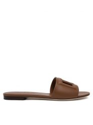 Dolce&Gabbana Klapki CQ0436 AY329 Brązowy. Brązowe klapki damskie Dolce&Gabbana, bez wzorów, ze skóry, bez obcasa, bez zapięcia. Za 2,159.00 zł.