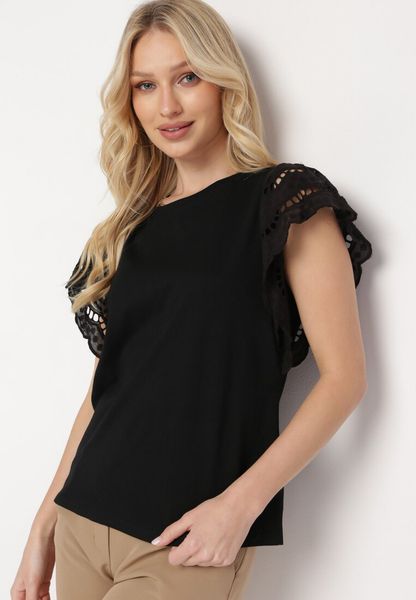 Czarna Bluzka z Szerokim Krótkim Ażurowym Rękawem Aribana. Czarne bluzki damskie Born2be, s, w ażurowe wzory, boho, bez kołnierzyka, bez ramiączek. Za 29.99 zł.