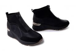 RIEKER N6361-00 black, botki damskie. Czarne botki damskie Rieker, bez wzorów, z tkaniny, bez obcasa, na koturnie, bez zapięcia. Za 244.93 zł.