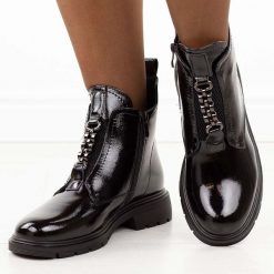 Czarne lakierowane botki damskie Jezzi 2501-8. Czarne botki damskie Jezzi, na jesień, bez wzorów, z gumy, eleganckie, z okrągłym noskiem, bez obcasa, bez zapięcia. Za 239.00 zł.