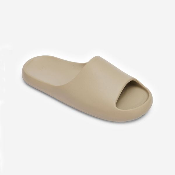 Klapki basenowe Decathlon 500 Style. Brązowe klapki damskie Decathlon, bez wzorów, z materiału, bez zapięcia. Za 59.99 zł.