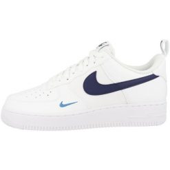 Buty sportowe Sneakersy męskie, Air Force 1 07. Białe buty sportowe męskie Nike, bez wzorów, z gumy, bez zapięcia, trekkingowe, Nike Air Force. Za 549.99 zł.