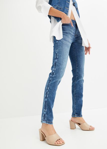 Dżinsy SKINNY ze stretchem, mid waist. Niebieskie jeansy damskie bonprix, z aplikacjami, z jeansu, eleganckie. Za 169.99 zł.