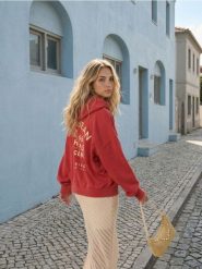 Bluza hoodie z nadrukiem wakacyjnym - czerwony. Czerwone bluzy damskie Sinsay, l, bez wzorów, wakacyjne, bez ramiączek, bez kaptura. Za 59.99 zł.