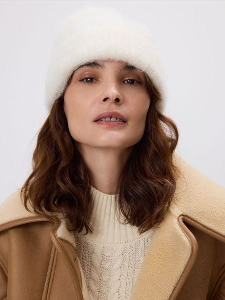 Czapka z wełną alpaki - biały. Białe czapki damskie Reserved, bez wzorów, z wełny. Za 99.99 zł.