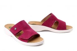 DR. BRINKMANN 700865-41 bordeaux, klapki damskie. Czerwone klapki damskie Dr. Brinkmann, bez wzorów, ze skóry, bez obcasa, bez zapięcia. Za 309.90 zł.