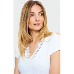 Bawełniany top z koronką. Topy damskie Greenpoint, bez wzorów, z bawełny, bez kołnierzyka, bez ramiączek. Za 29.99 zł.