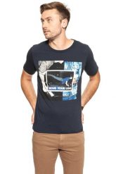 LEE T SHIRT PHOTO TEE NIGHT SKY L60QEPSJ. Niebieskie t-shirty męskie Lee, l, bez wzorów, bez kołnierzyka, bez ramiączek. W wyprzedaży za 39.99 zł.