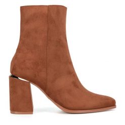 Botki Nine West. Brązowe botki damskie Nine West, bez wzorów, bez obcasa, na słupku, bez zapięcia. Za 199.99 zł.