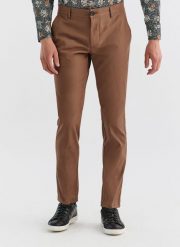 PAKO LORENTE – Jasnobrązowe spodnie męskie o kroju Slim Fit. Brązowe spodnie materiałowe męskie Pako Lorente, bez wzorów, z bawełny. Za 79.99 zł.
