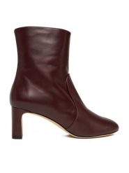 Stuart Weitzman Botki Babette SL542 Bordowy. Czerwone botki damskie Stuart Weitzman, bez wzorów, ze skóry, bez obcasa, na słupku, bez zapięcia. Za 2,769.00 zł.