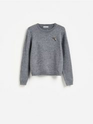 Sweter z broszą - szary. Szare swetry nierozpinane damskie Reserved, l, bez wzorów, z dzianiny, bez kołnierzyka, bez ramiączek. Za 129.99 zł.