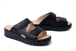 RIEKER V1392-00 black, klapki damskie. Czarne klapki damskie Rieker, na lato, bez wzorów, bez obcasa, na koturnie, bez zapięcia. Za 299.90 zł.