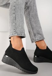 Czarne Buty Sportowe Mellasia. Czarne obuwie sportowe damskie Renee, z aplikacjami, bez zapięcia. Za 49.99 zł.